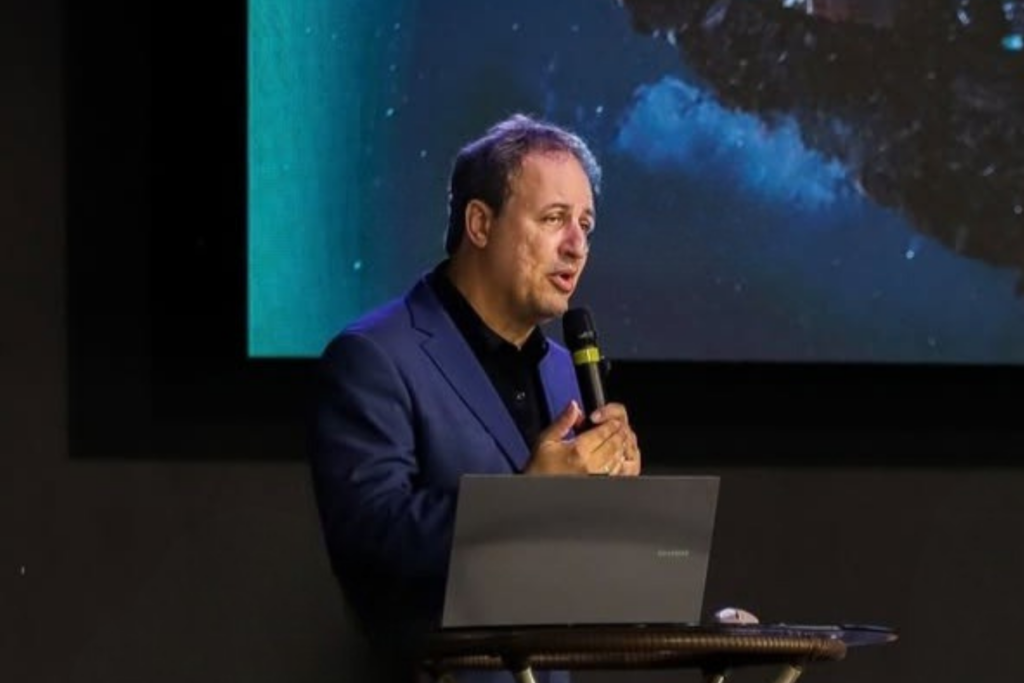 palestrante falando sobre gestão do trabalho e produtividade empresarial