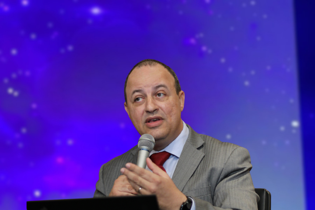 palestrante falando sobre tecnologia e smart cities