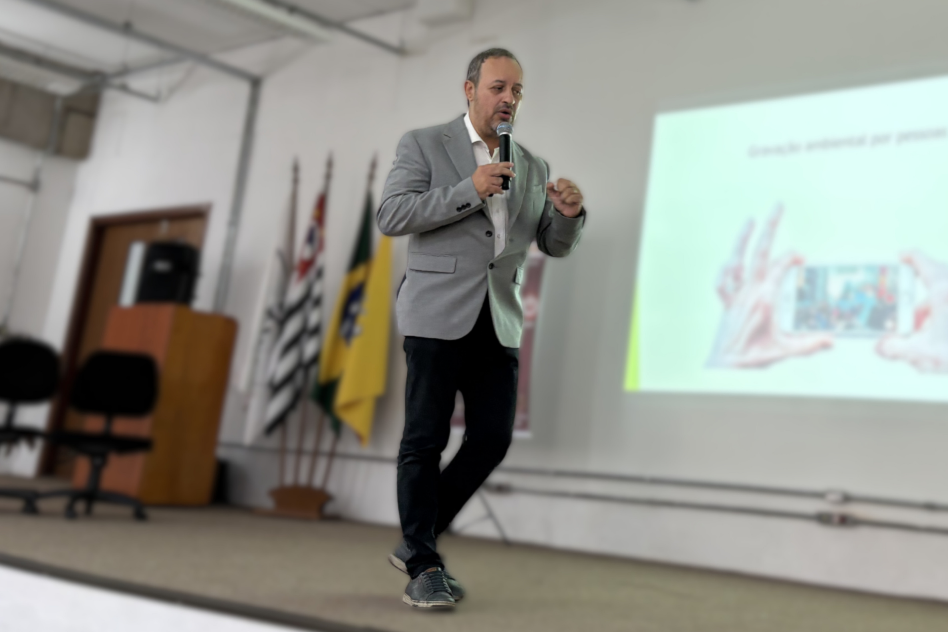 palestrante falando sobre smart cities e segurança publica