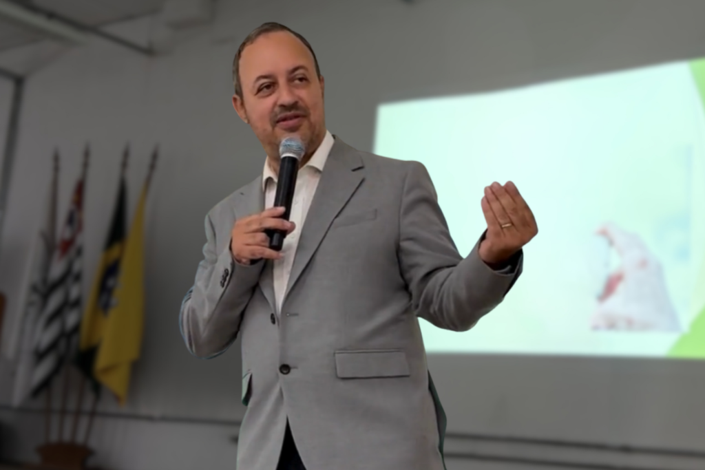 palestrante falando sobre gestão e segurança publica